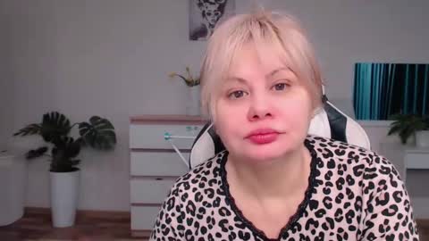  Lola  online show from 21, 10, 2025