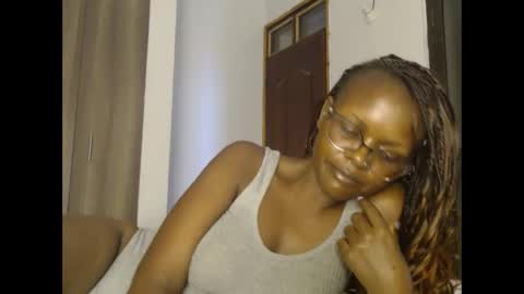 Snapshot of lolamia7 chatting on 25, 2, 2025 lolamia7 online show from 25, 2, 2025