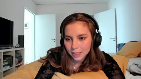 Lola doll online show from 18, 4, 2026