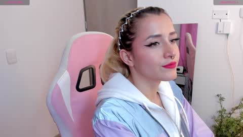 Snapshot of lolly_js_ chatting on 4, 1, 2025 Lolly online show from 4, 1, 2025