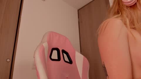 Snapshot of lolly_js_ chatting on 7, 3, 2025 Lolly online show from 7, 3, 2025