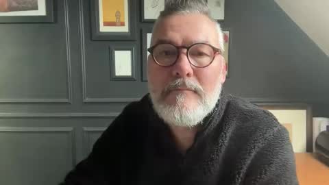 Snapshot of londongent2023 chatting on 19, 1, 2026 EnglishBear online show from 19, 1, 2026