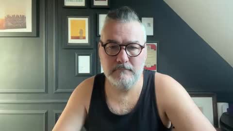 Snapshot of londongent2023 chatting on 4, 2, 2026 EnglishBear online show from 4, 2, 2026