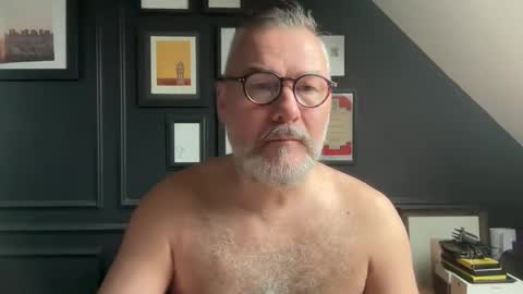 Snapshot of londongent2023 chatting on 26, 2, 2026 EnglishBear online show from 26, 2, 2026