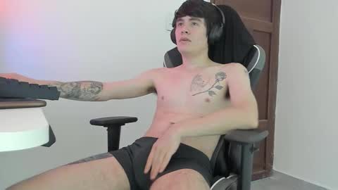 Snapshot of lonelyhotboy0 chatting on 14, 10, 2025 Kevin online show from 14, 10, 2025