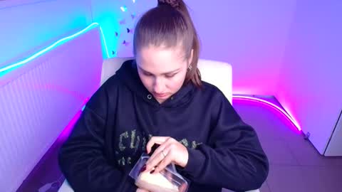 Snapshot of lora_kisses chatting on 21, 10, 2025 Lora online show from 21, 10, 2025