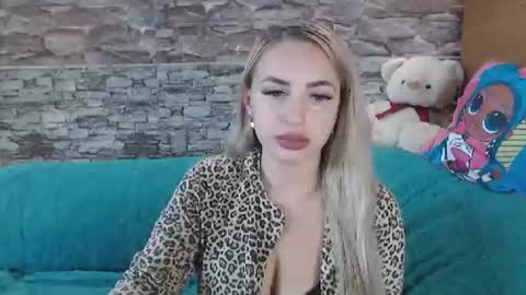 Queen LoraSinClare online show from 9, 10, 2025