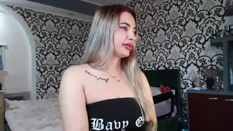 Queen LoraSinClare online show from 8, 5, 2026