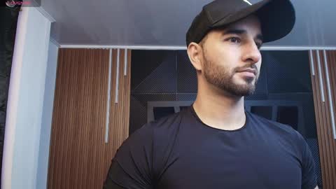  L O R E N Z O  Thumbs Up help  online show from 10, 4, 2026