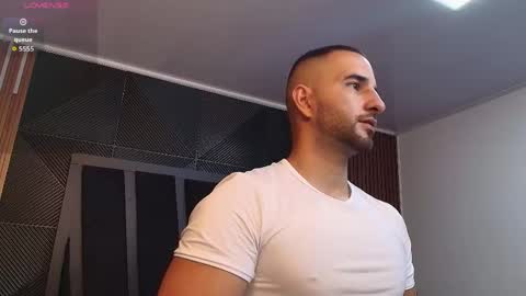  L O R E N Z O  Thumbs Up help  online show from 17, 4, 2026