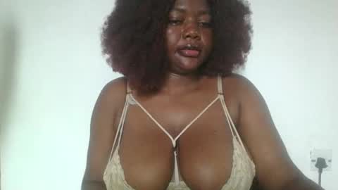 Snapshot of lovecumsluttie chatting on 28, 9, 2025 mila online show from 28, 9, 2025