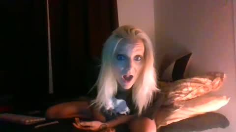 Snapshot of loveluna07 chatting on 2, 5, 2026 LunaRedd online show from 2, 5, 2026