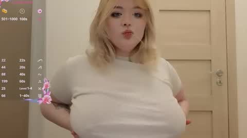 Snapshot of lovely_leilla chatting on 24, 10, 2025 lovely_leilla online show from 24, 10, 2025