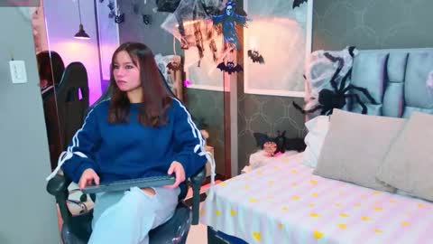 Snapshot of lovequinn_mjs chatting on 29, 10, 2025 Love  online show from 29, 10, 2025