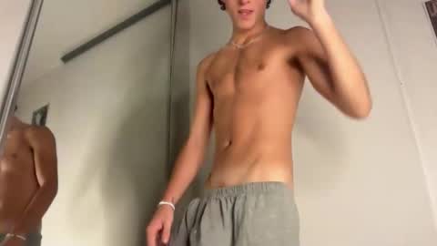 Snapshot of loves_leo chatting on 29, 3, 2026 Leo Loves online show from 29, 3, 2026