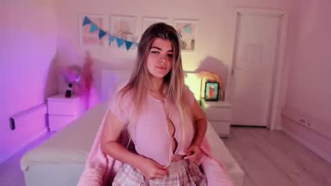 Snapshot of loveuken chatting on 12, 10, 2025 Barbie  Follow me online show from 12, 10, 2025