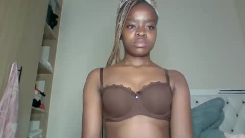 Snapshot of luckyqueen3 chatting on 30, 11, 2025 lilian online show from 30, 11, 2025