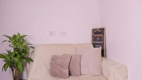 Snapshot of lulu_russell chatting on 28, 1, 2025 LULU online show from 28, 1, 2025