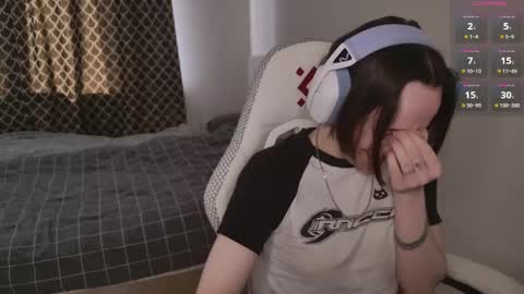 luna_loveeee online show from 13, 4, 2026