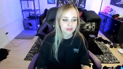 Snapshot of luna_lovelyy chatting on 2, 5, 2026 Luna online show from 2, 5, 2026