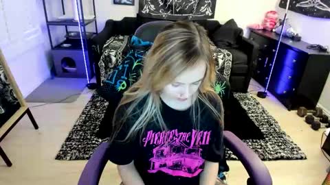 Snapshot of luna_lovelyy chatting on 6, 6, 2026 Luna online show from 6, 6, 2026