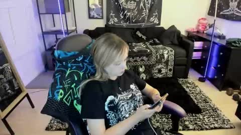 Snapshot of luna_lovelyy chatting on 8, 6, 2026 Luna online show from 8, 6, 2026