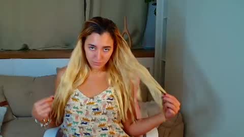 Snapshot of luna_velvvet chatting on 1, 7, 2026 Luna online show from 1, 7, 2026