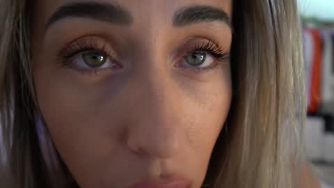 Laura online show from 4, 2, 2025