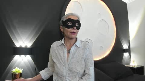 lunamisteriosa_ online show from 5, 2, 2026