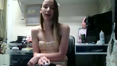 lunapixie2020 online show from 4, 2, 2025