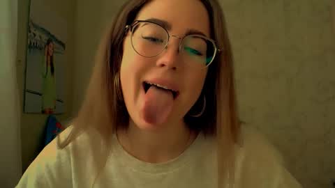 Snapshot of luxie_queen chatting on 19, 4, 2026 Katie online show from 19, 4, 2026