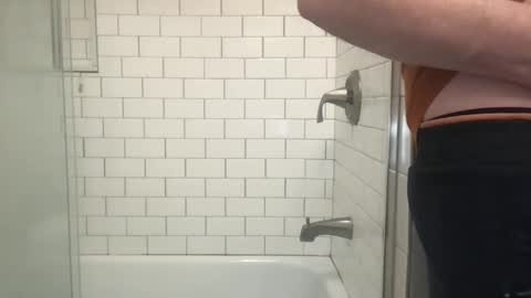 lvguynextdoor440656 online show from 15, 3, 2026