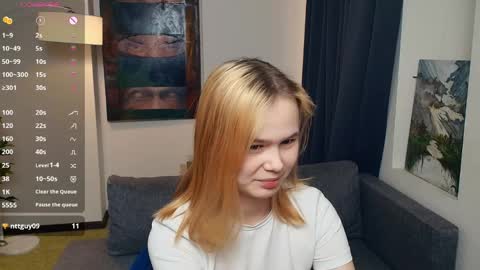 Cozy Lynns room online show from 25, 4, 2026