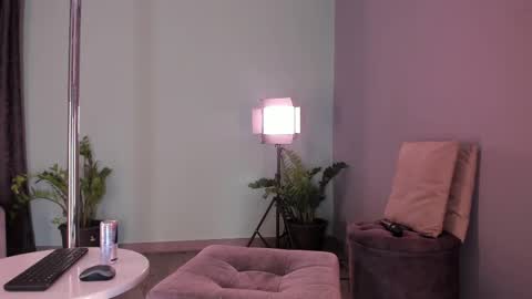 lynnsam_ online show from 9, 2, 2025