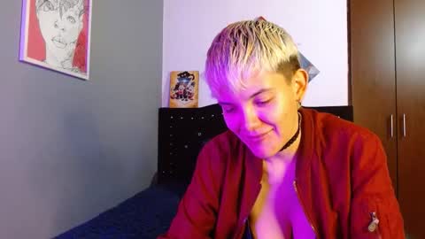 Snapshot of mackenziemoon chatting on 16, 10, 2025 Noah Askew online show from 16, 10, 2025
