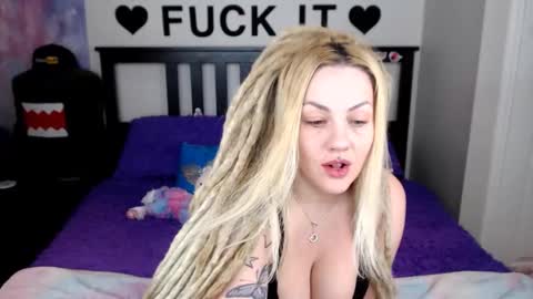 Mackenzie Wolfe online show from 15, 12, 2025