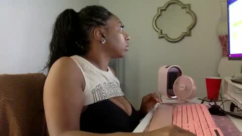 Snapshot of madam_glam chatting on 19, 5, 2026 madam_glam online show from 19, 5, 2026