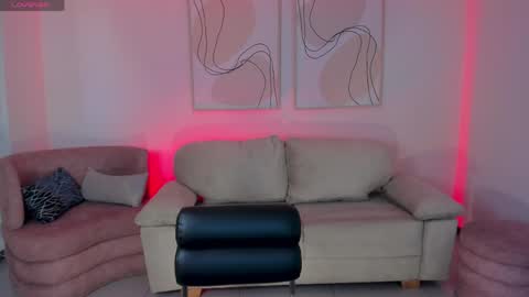 Maddi Collins online show from 7, 4, 2026