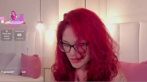 Mae Lyra online show from 15, 12, 2025