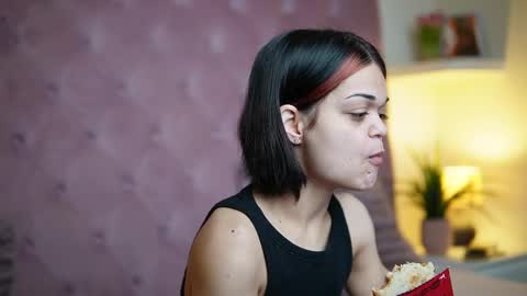 Snapshot of maiamini chatting on 24, 2, 2026 Maia online show from 24, 2, 2026