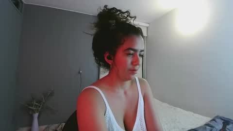 Snapshot of maithe_perroni chatting on 8, 3, 2025   Lauu online show from 8, 3, 2025