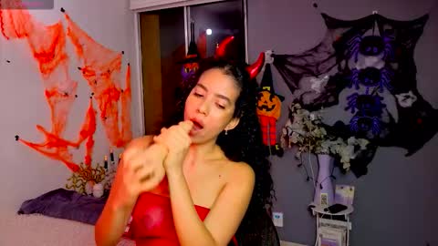 Snapshot of maithe_perroni chatting on 29, 10, 2025   Lauu online show from 29, 10, 2025