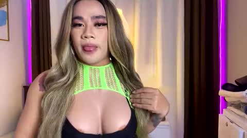 Snapshot of malia_nicole chatting on 3, 11, 2025 malia online show from 3, 11, 2025