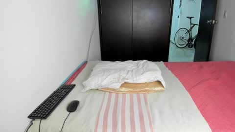 instagram  nueela   online show from 5, 1, 2025