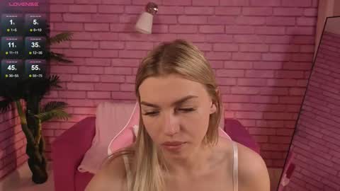 Snapshot of margo_robbbie chatting on 8, 10, 2025 margo_robbbie online show from 8, 10, 2025