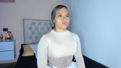 Snapshot of mariana__roe chatting on 6, 11, 2025 Mariana Roe online show from 6, 11, 2025