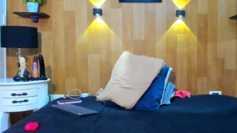 Mariana Angel online show from 25, 1, 2025