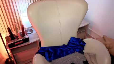 Marian Love  online show from 4, 10, 2025