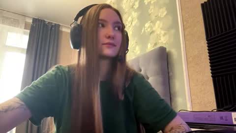 Snapshot of mariannekeetan chatting on 29, 11, 2025 Aria online show from 29, 11, 2025