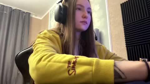 Snapshot of mariannekeetan chatting on 30, 11, 2025 Aria online show from 30, 11, 2025